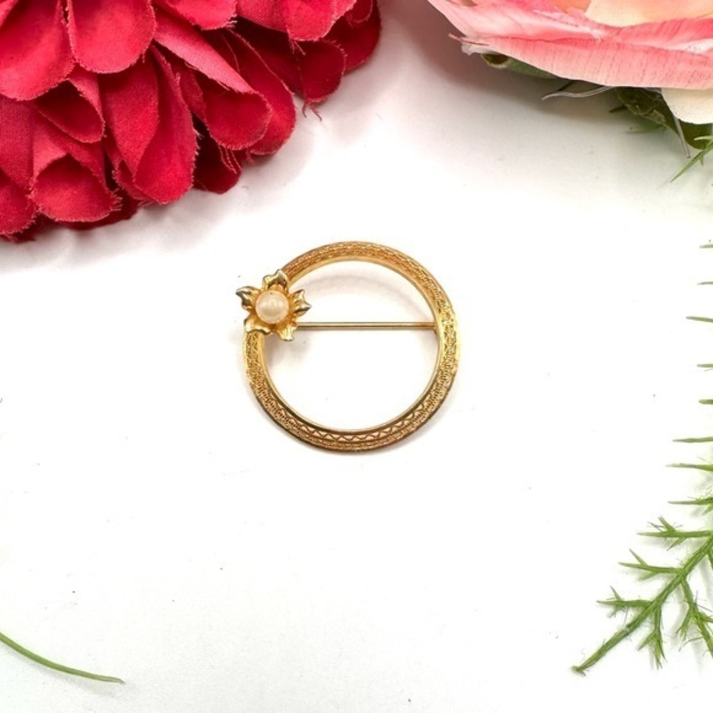VINTAGE⚜️Golden Filigree Lace Round Brooch